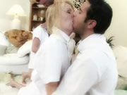 這兩個蕩婦的陰部和屁股被雙重插入 直到她們達到幾次顫抖